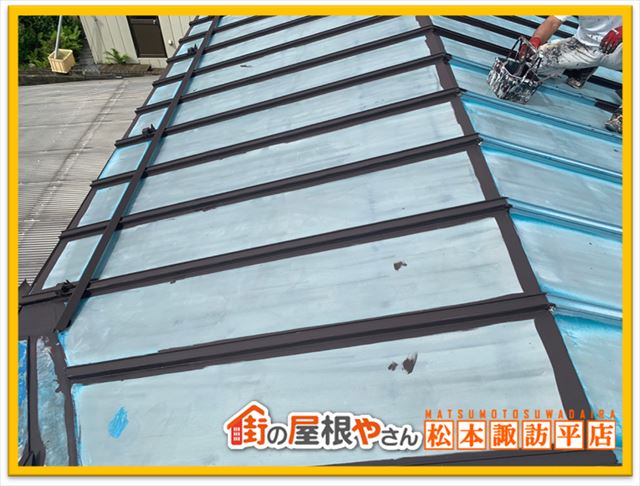 塩尻市倉庫屋根塗装　ケレン後